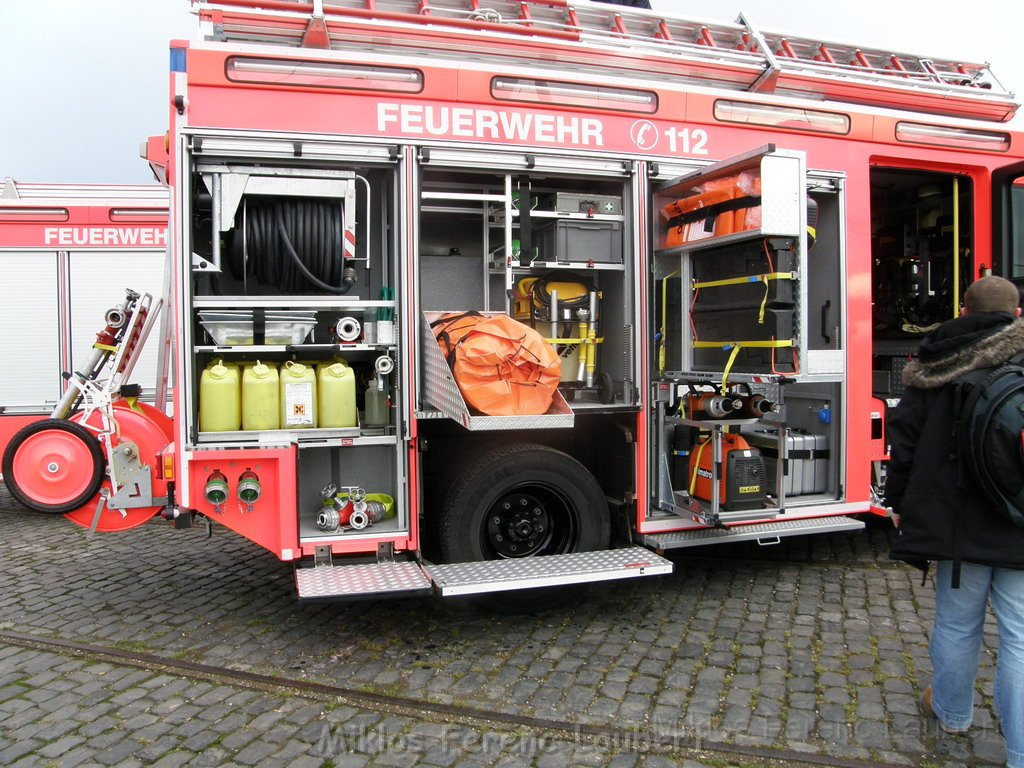 Neue LF`s fuer Koeln Uebergabe in Koeln Deutz an den Wachen  P026.JPG